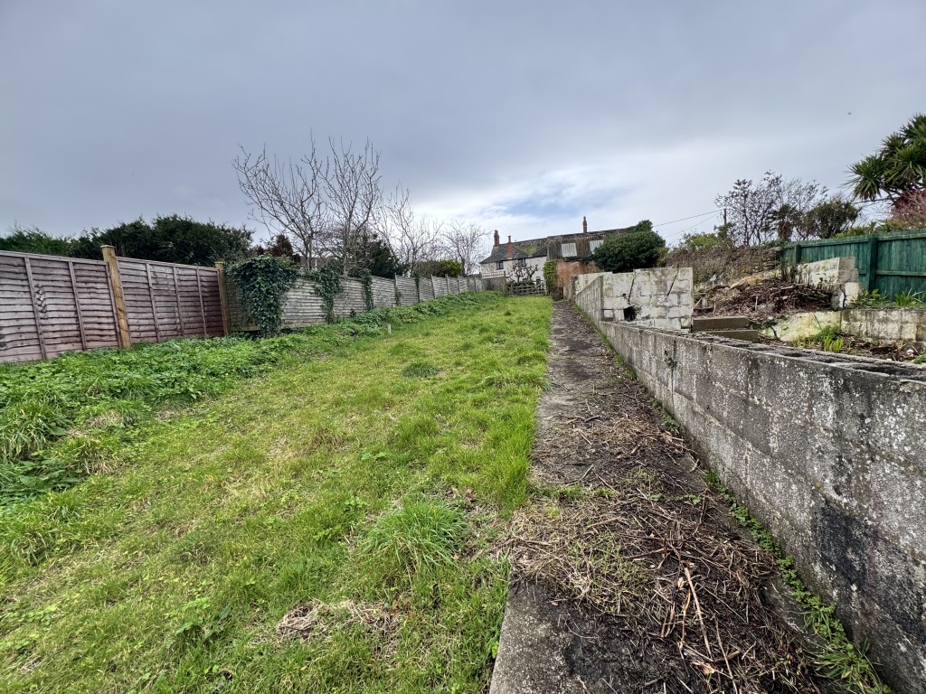 Lot: 8 - COASTAL LAND WITH PLANNING FOR THREE-BEDROOM BUNGALOW - Looking up the field and greenhouse base